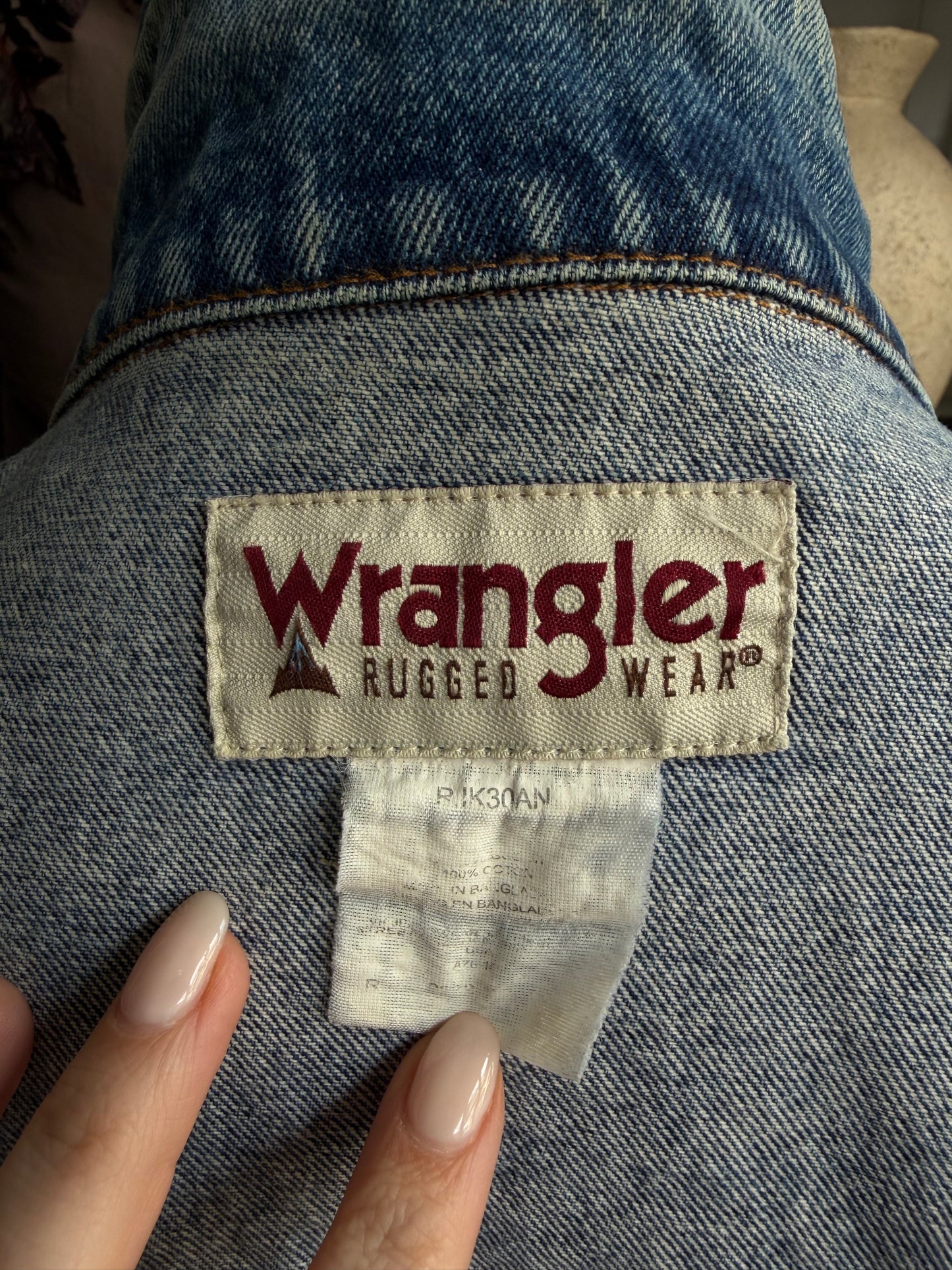 90s Wrangler denim jacket. Fits S-L