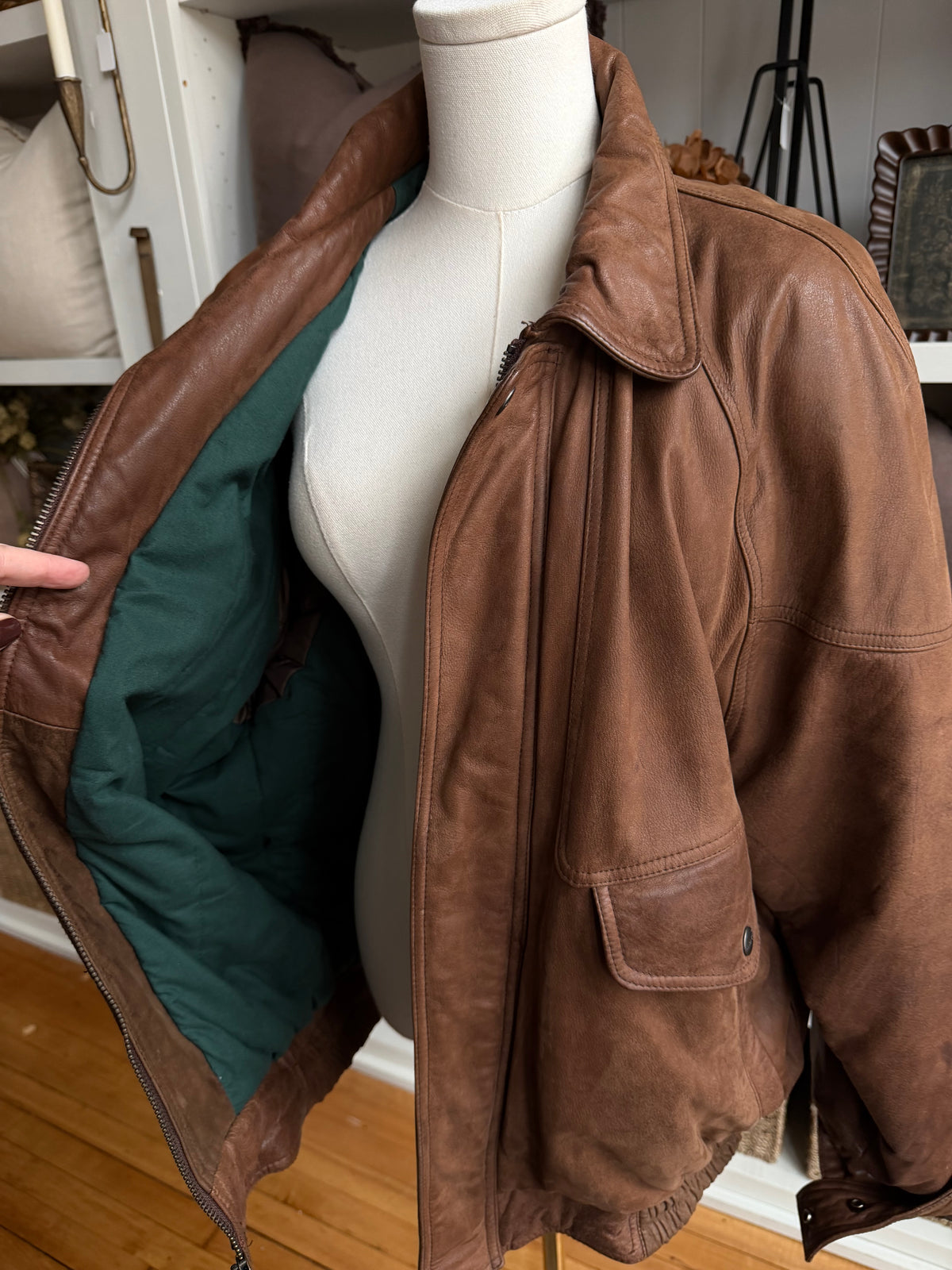 90s Mirage leather bomber. Fits M-XL
