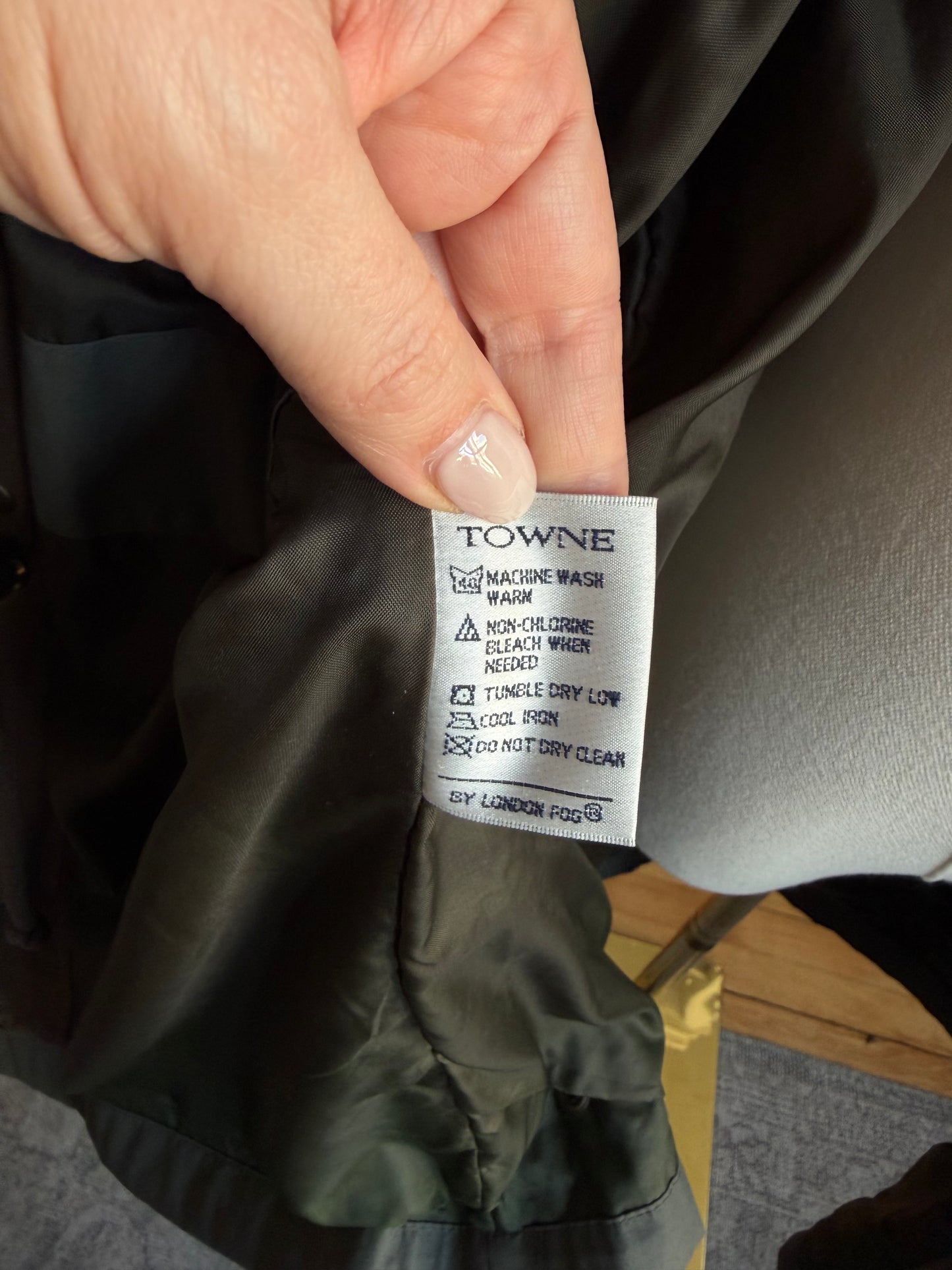00s Towne London Fog green barn coat with leather collar. Fits M-XL