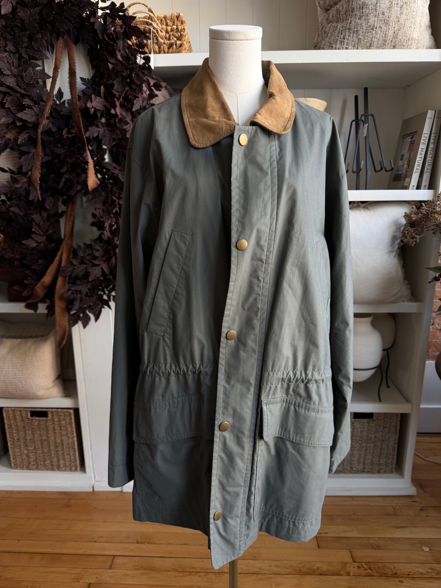 00s Towne London Fog green barn coat with leather collar. Fits M-XL