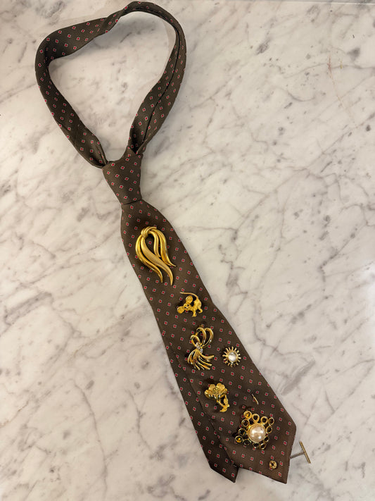 Brooch tie