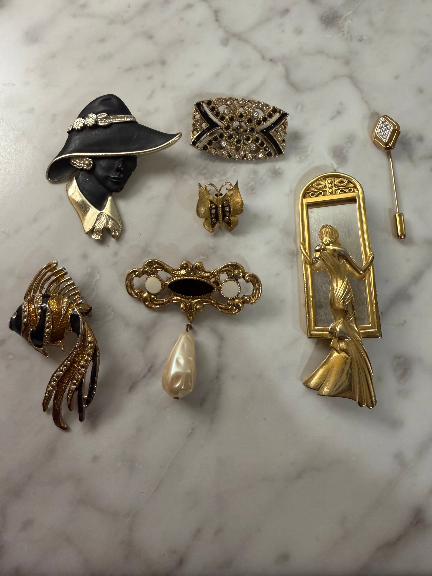 Black and gold brooch pack