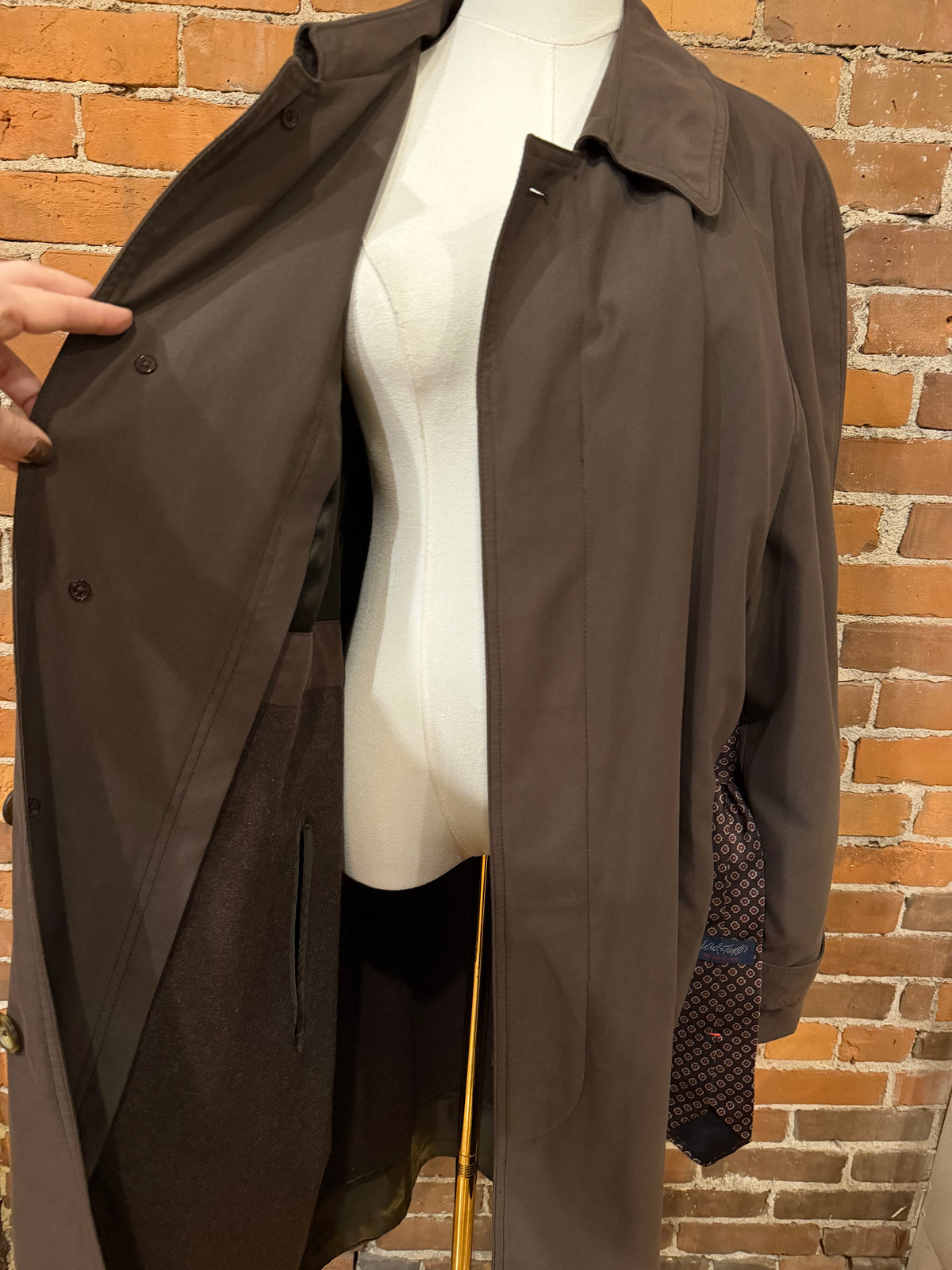 90s Lauren by Ralph Lauren brown trench with removable wool lining. Missing belt but a vintage silk tie is included. Fits M-XL