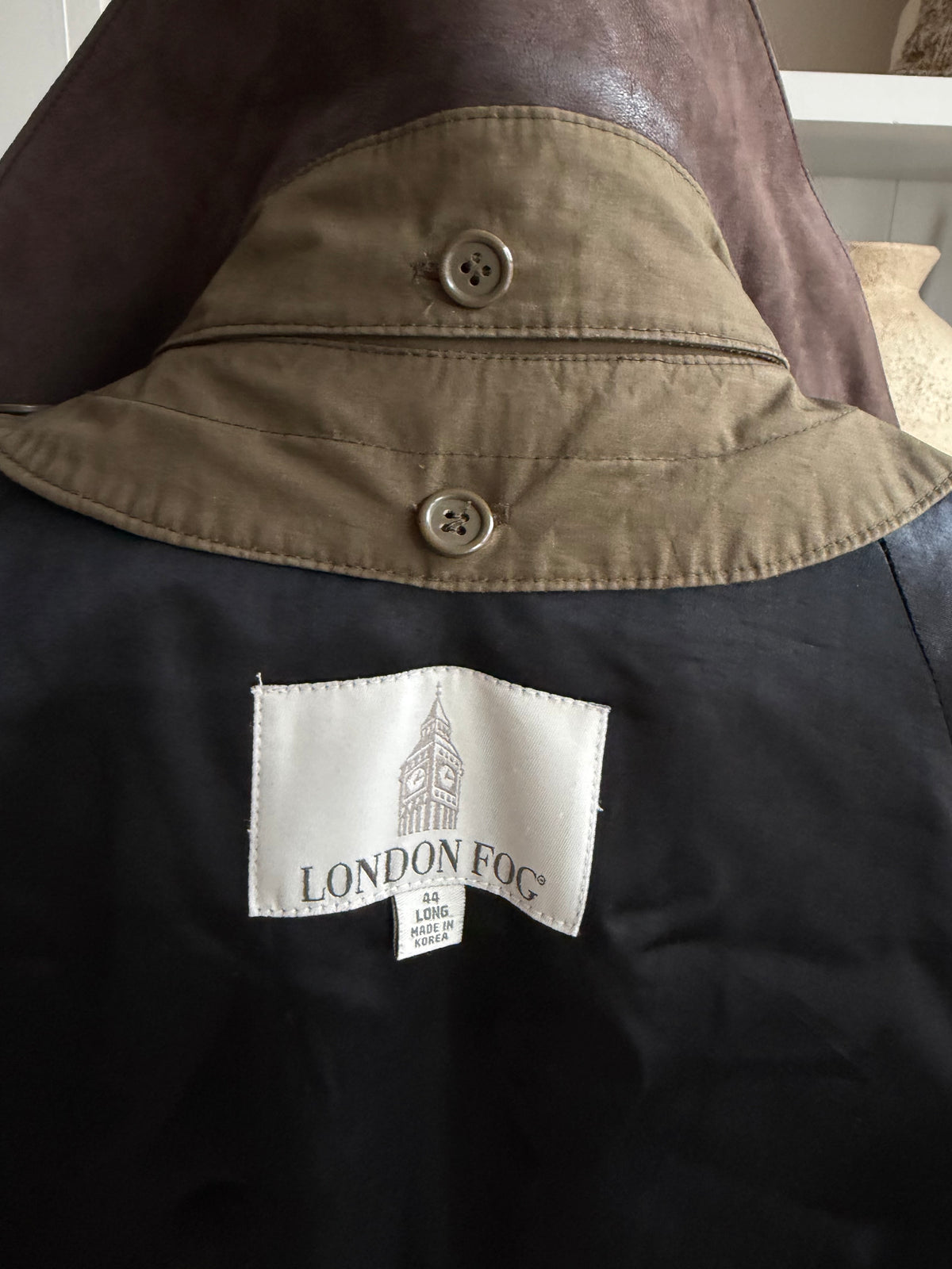 90s London Fog green trench with leather removable collar. Fits M-XXL tall