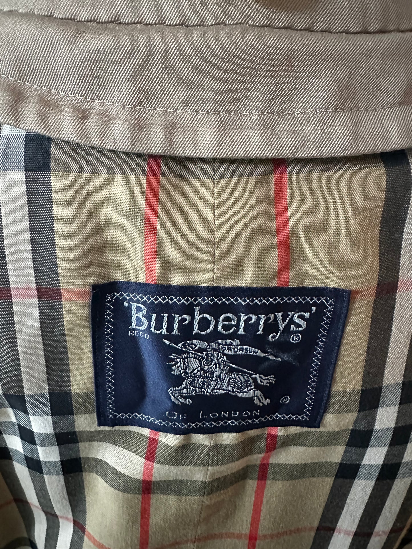 90s Burberry trench coat. Size 40 reg. No zip out lining