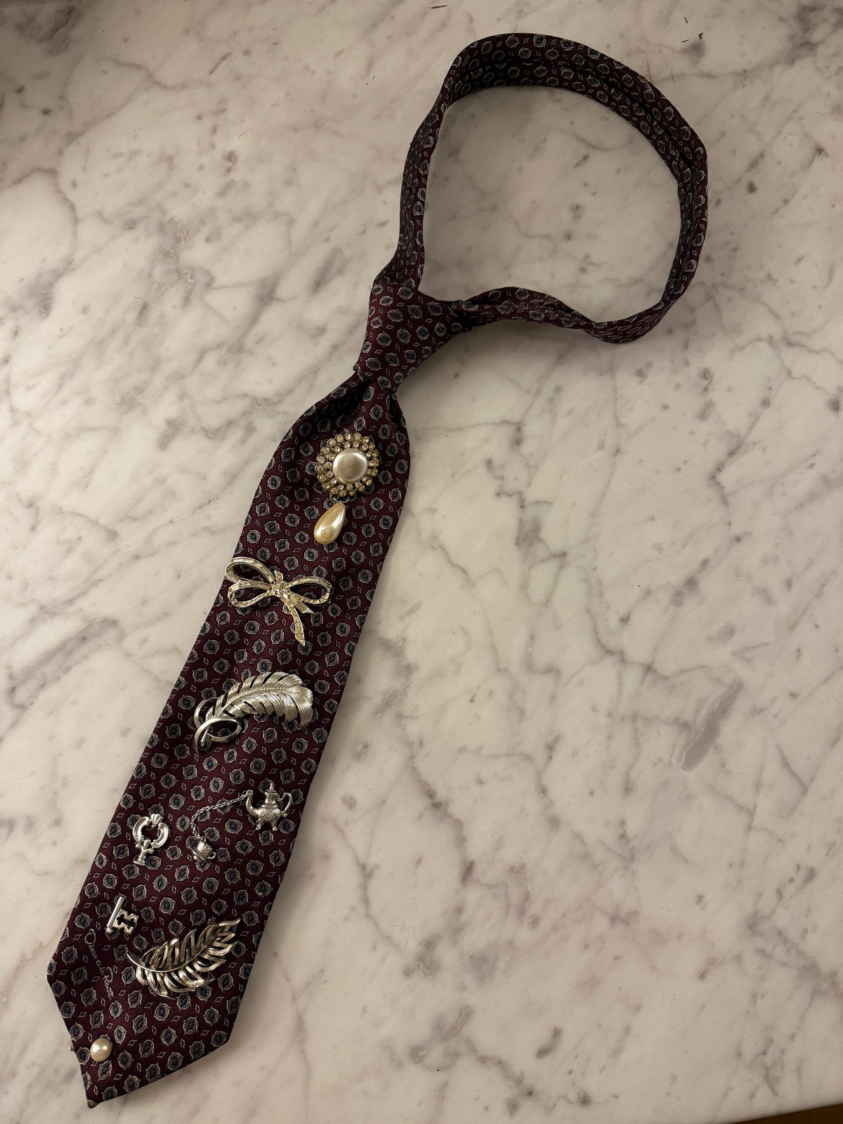Brooch tie