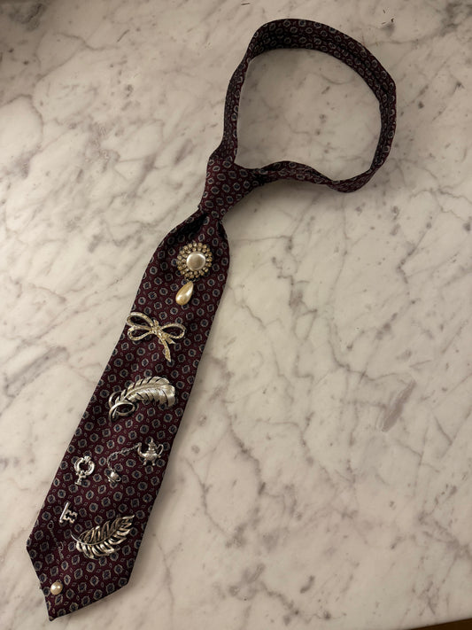 Brooch tie