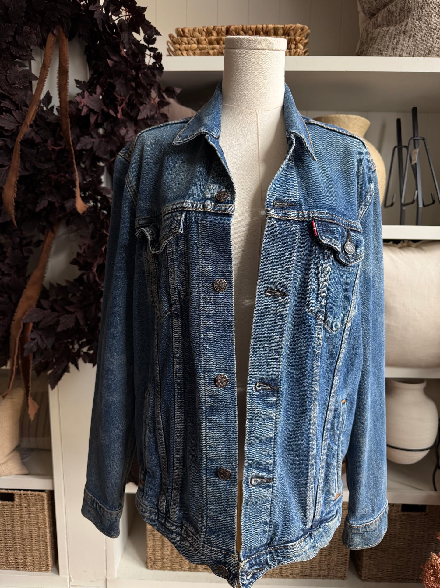 00s Levi’s denim jacket. Fits XS-M