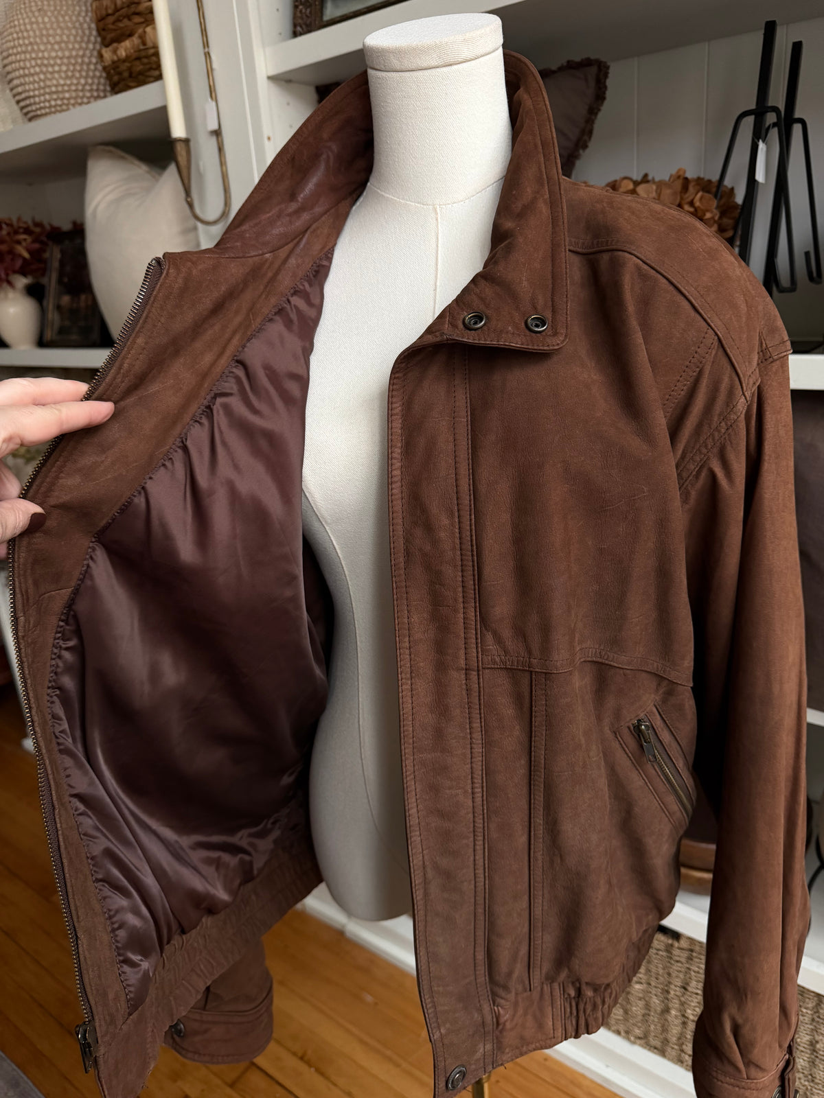 90s Wilson’s Adventure Bound leather bomber. Fits S-L