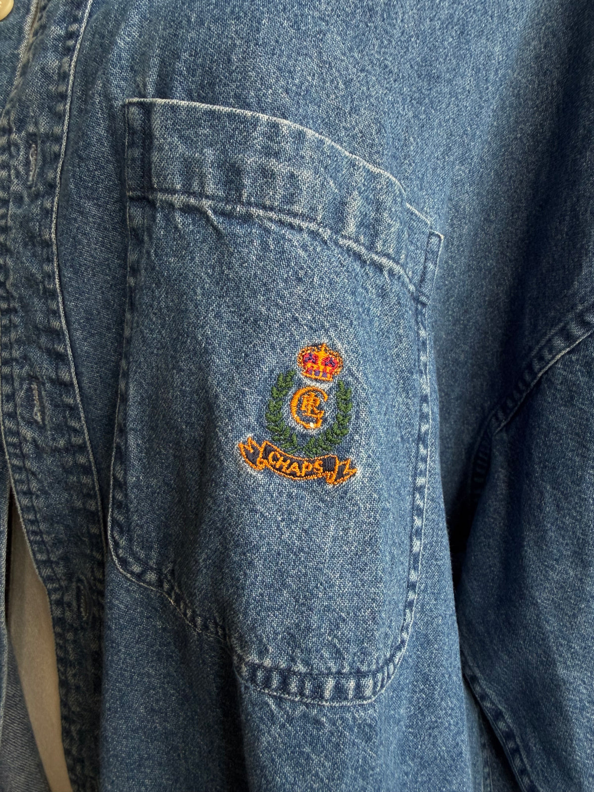 90s Chaps Ralph Lauren denim button down. Fits M-XL