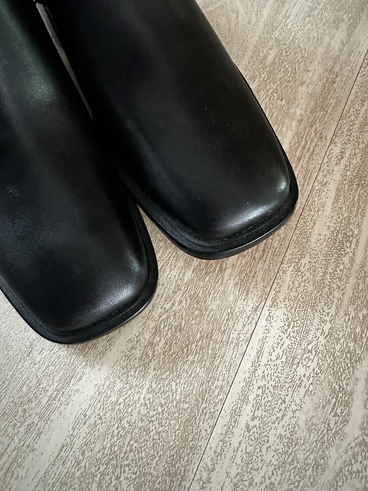Everlane black leather City Boot in size 9.5