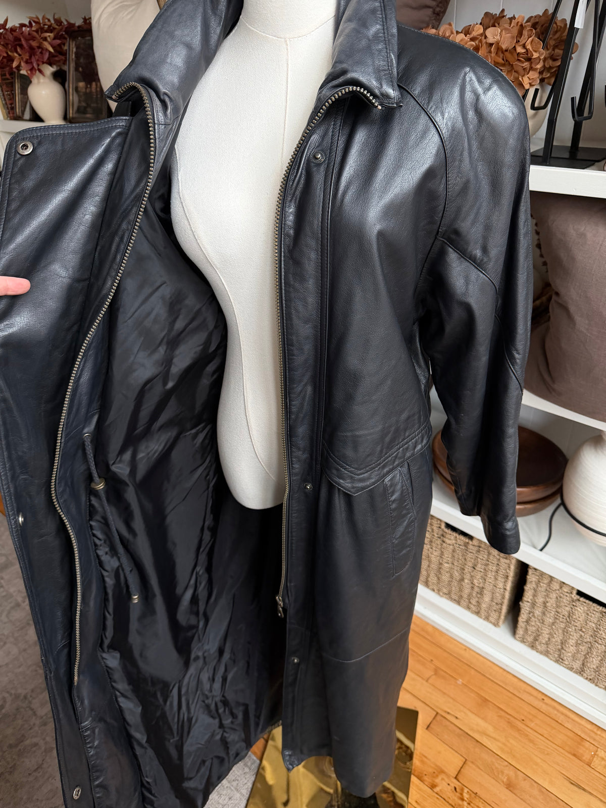 90s Donna Pelle black leather trench. Fits XS-M