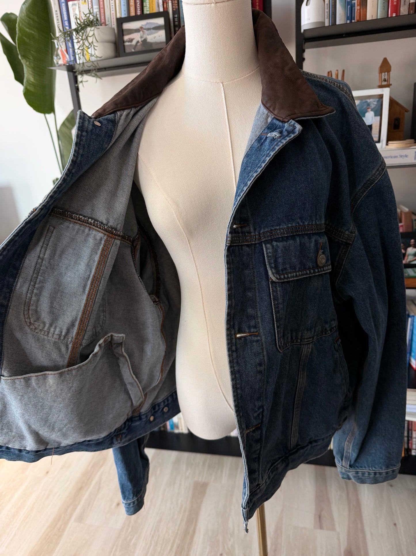 90s Banana Republic denim jacket with leather collar