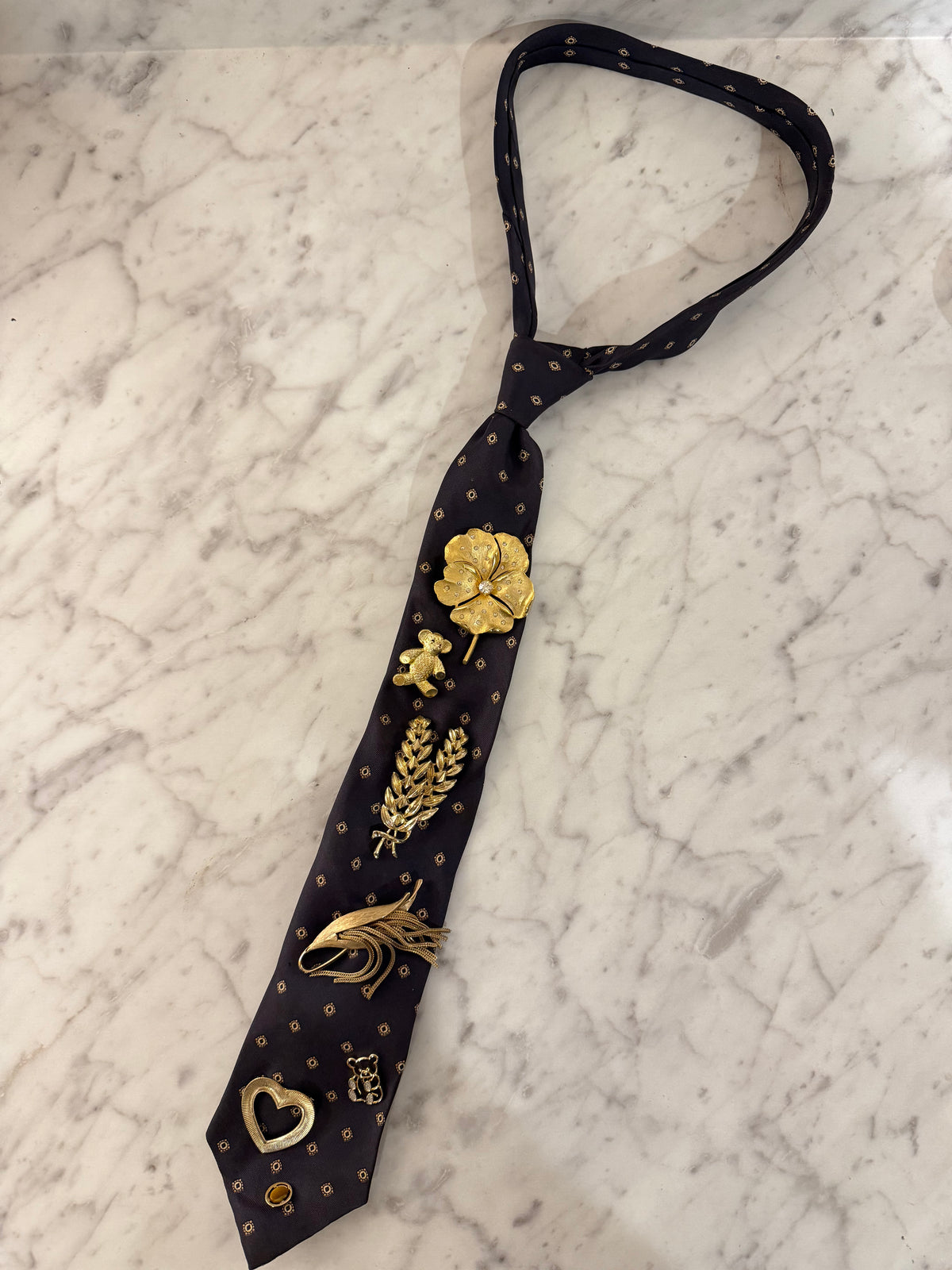 Brooch tie