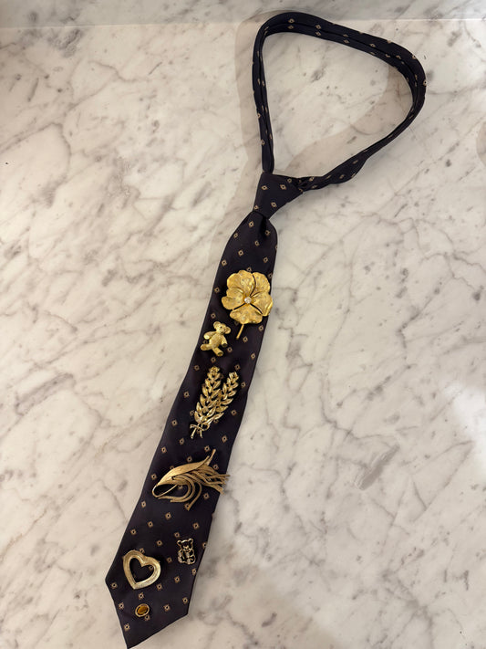 Brooch tie