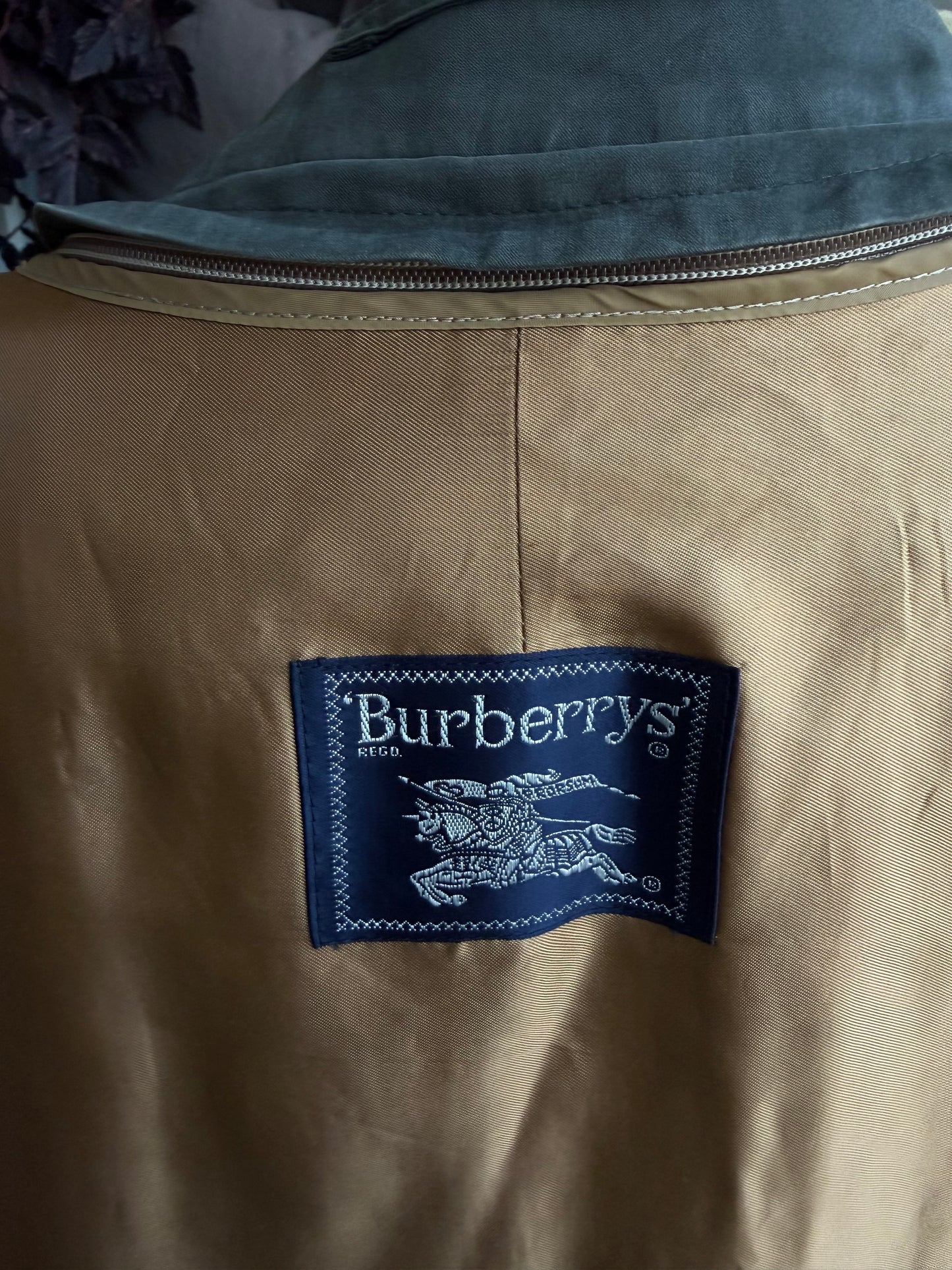Vintage Burberry dark green trench coat with zip out wool lining. Fits M-XL