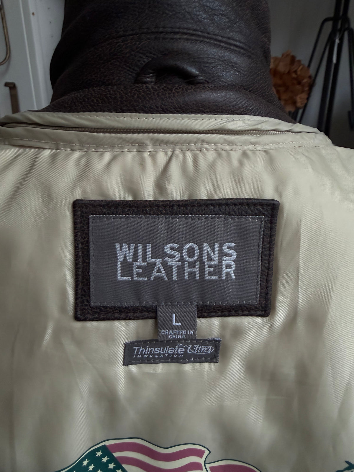 90s Wilson’s Leatger bomber with zip out lining. Fits M-XL