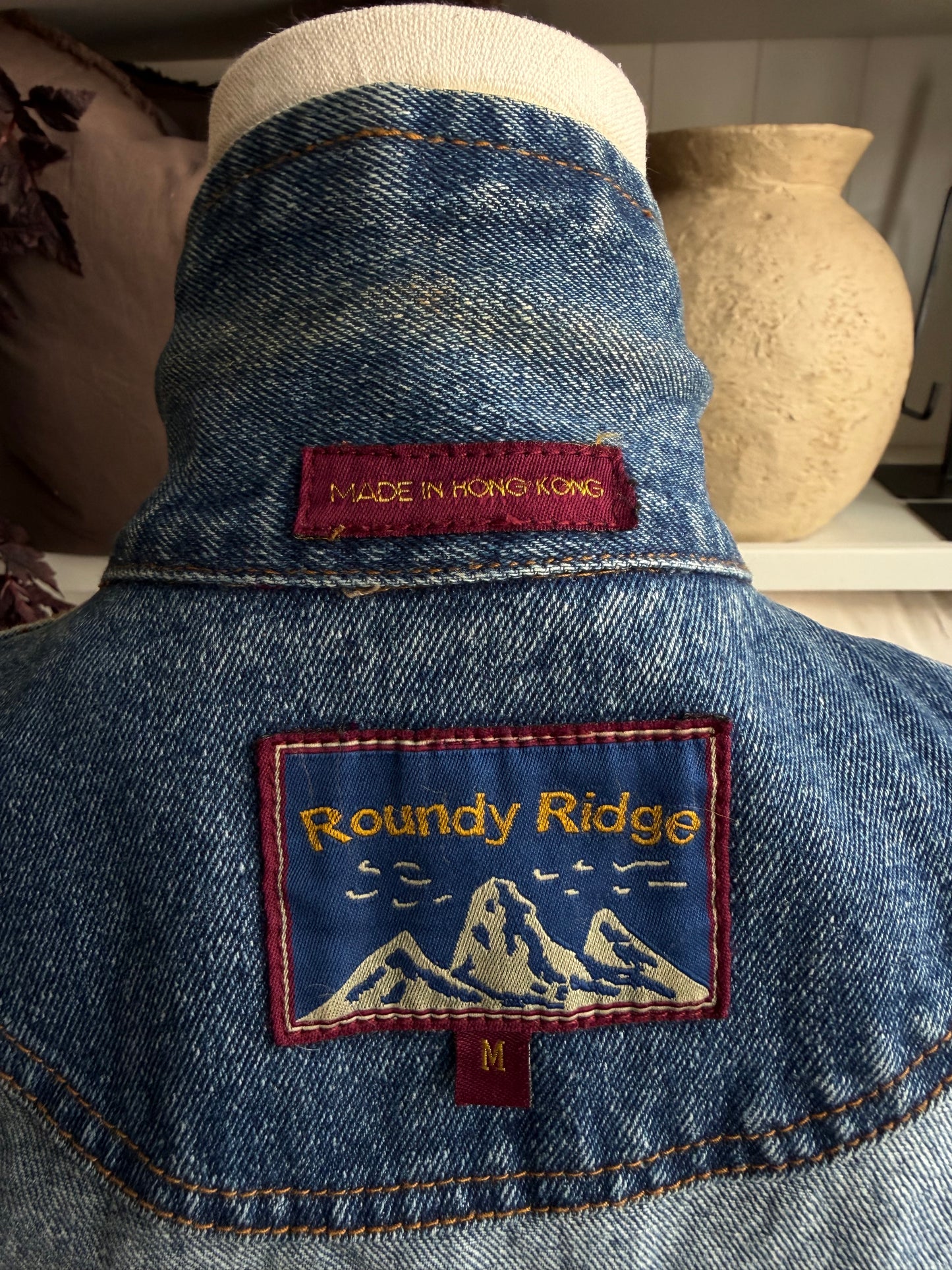80s Roundy Ridge denim jacket. Made in Hong Kong. Fits XS-M