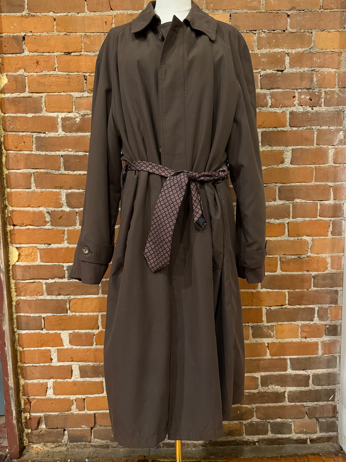90s Lauren by Ralph Lauren brown trench with removable wool lining. Missing belt but a vintage silk tie is included. Fits M-XL