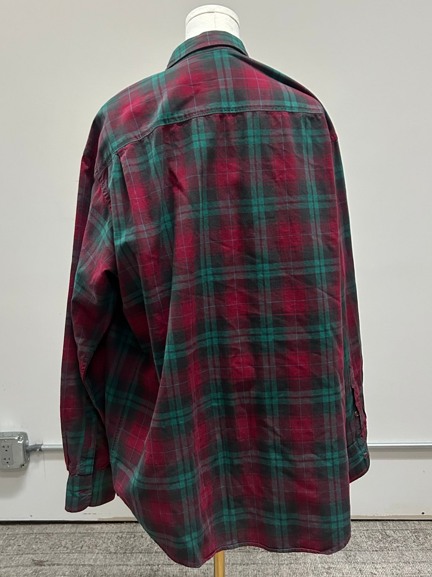 90s Calvin Klein cotton plaid button down. Fits S-L