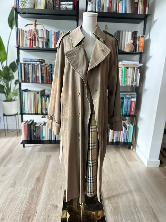 90s Burberry trench coat. Size 40 reg. No zip out lining