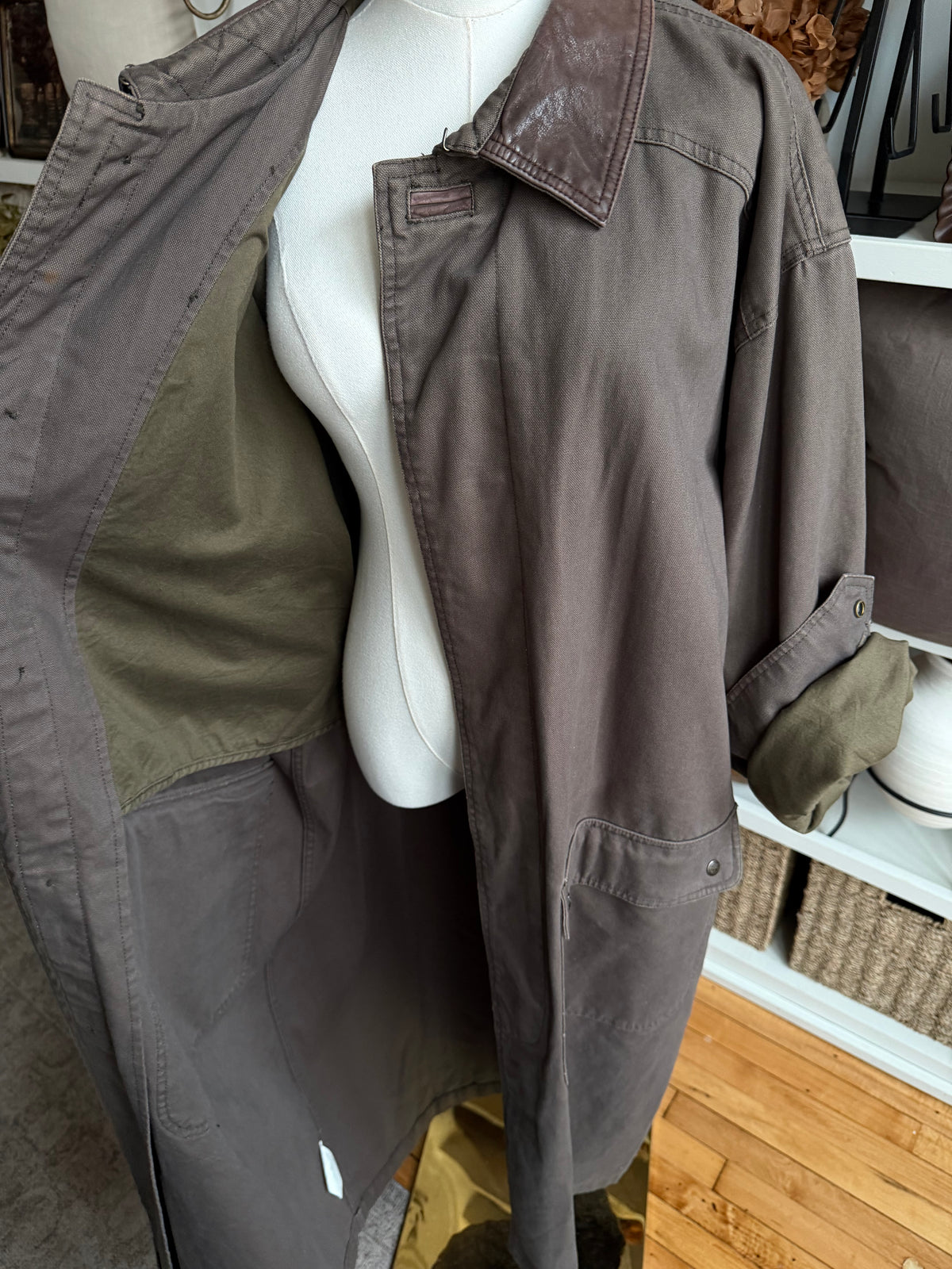 90s Timberland trench with leather collar. Made in Hong Kong. Fits L-XXL