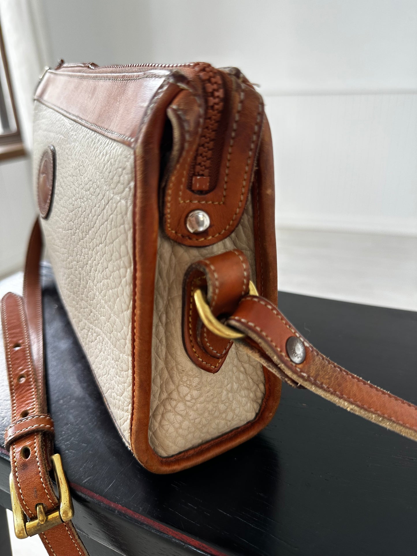 80s/90s Dooney and Bourke zip top crossbody in cream
