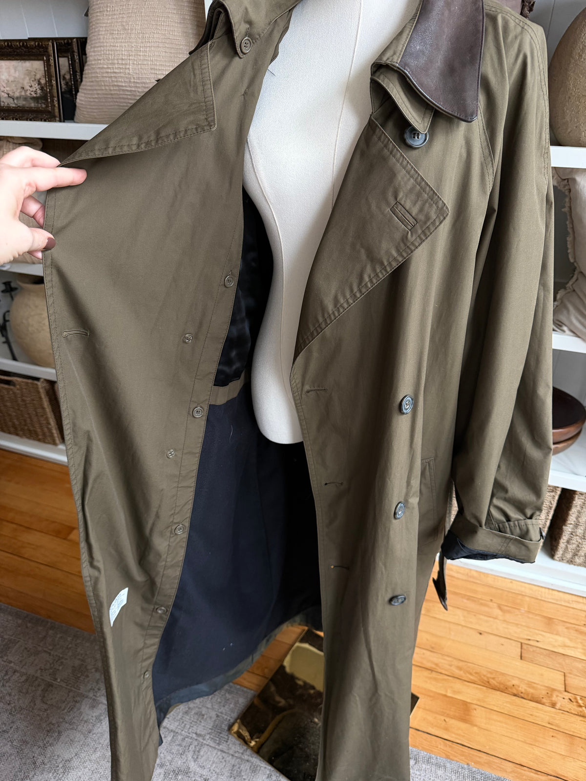 90s London Fog green trench with leather removable collar. Fits M-XXL tall