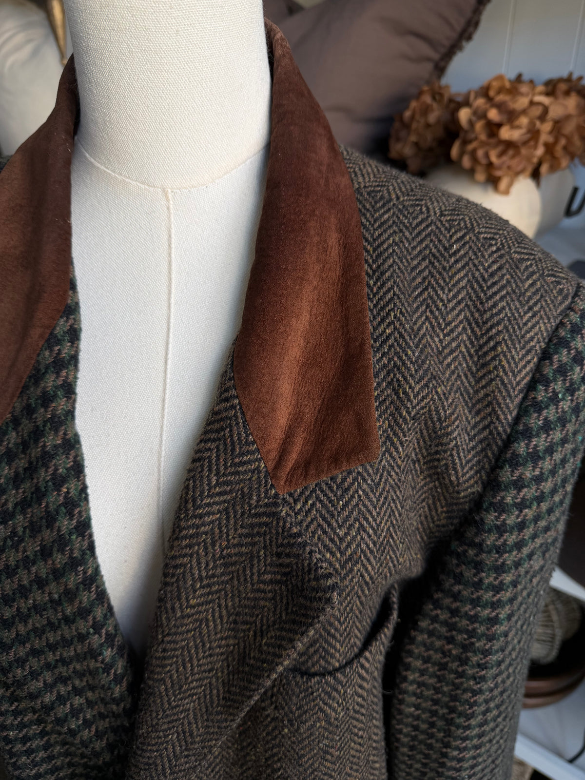 90s JL Colebrook two toned tweed blazer with leather collar. Fits S-L