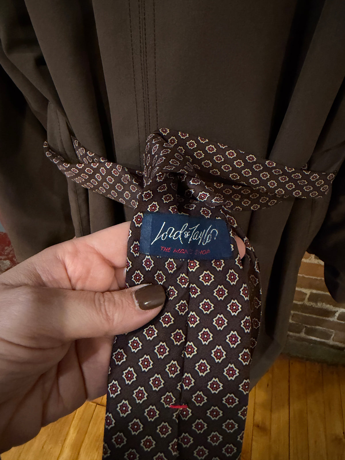 90s Lauren by Ralph Lauren brown trench with removable wool lining. Missing belt but a vintage silk tie is included. Fits M-XL