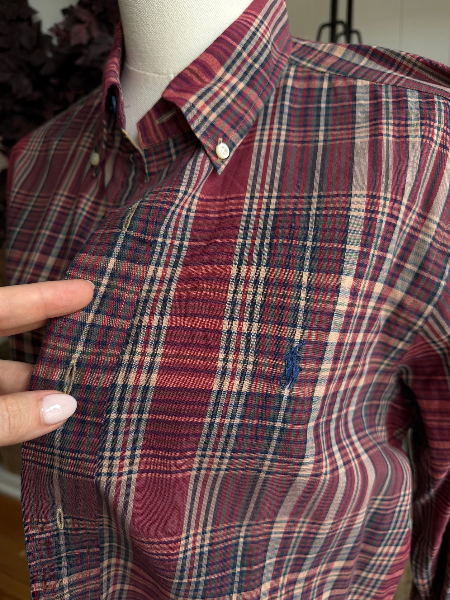90s Ralph Lauren classic fit button down. Fits XS-M