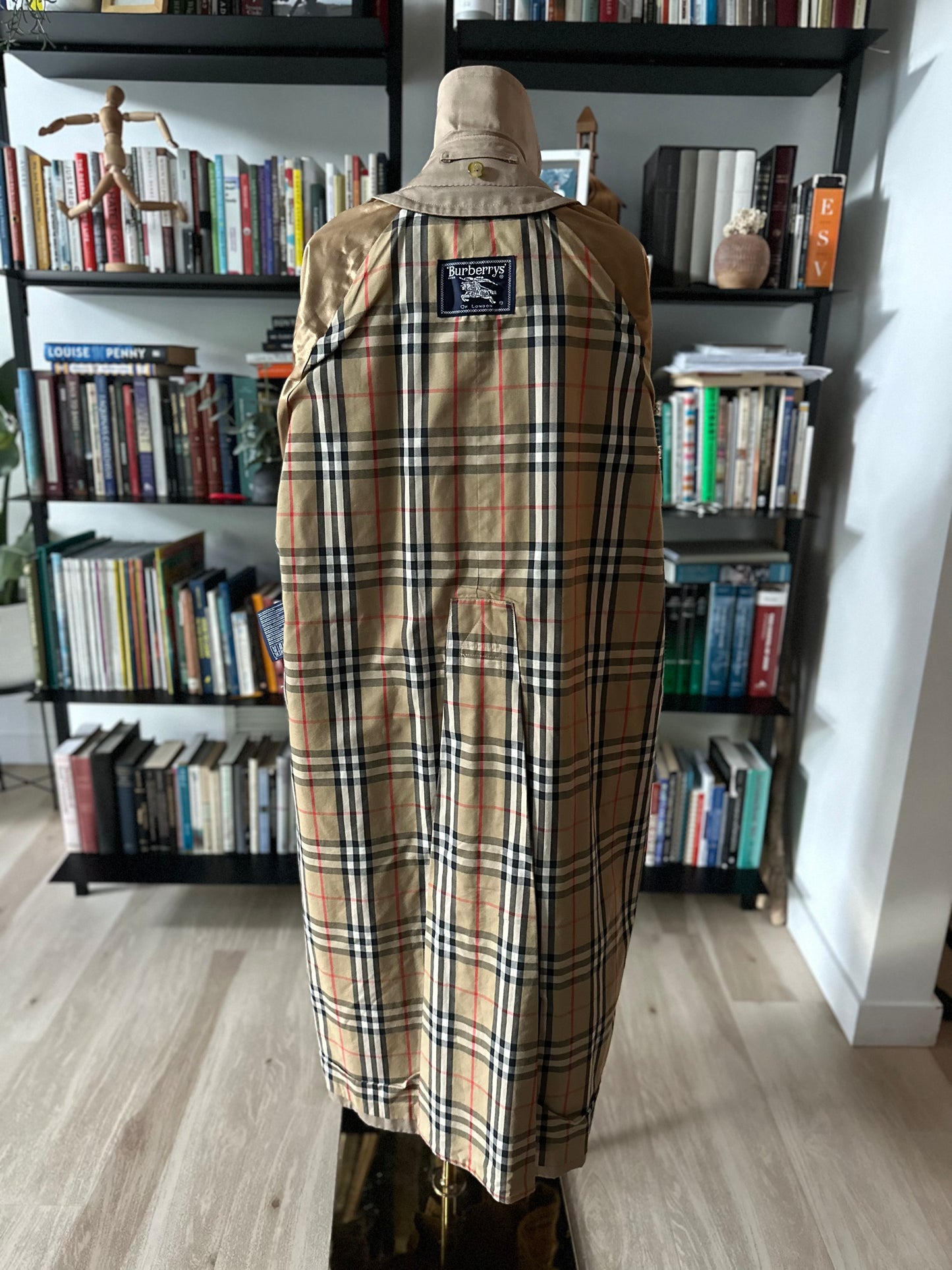 90s Burberry trench coat. Size 40 reg. No zip out lining