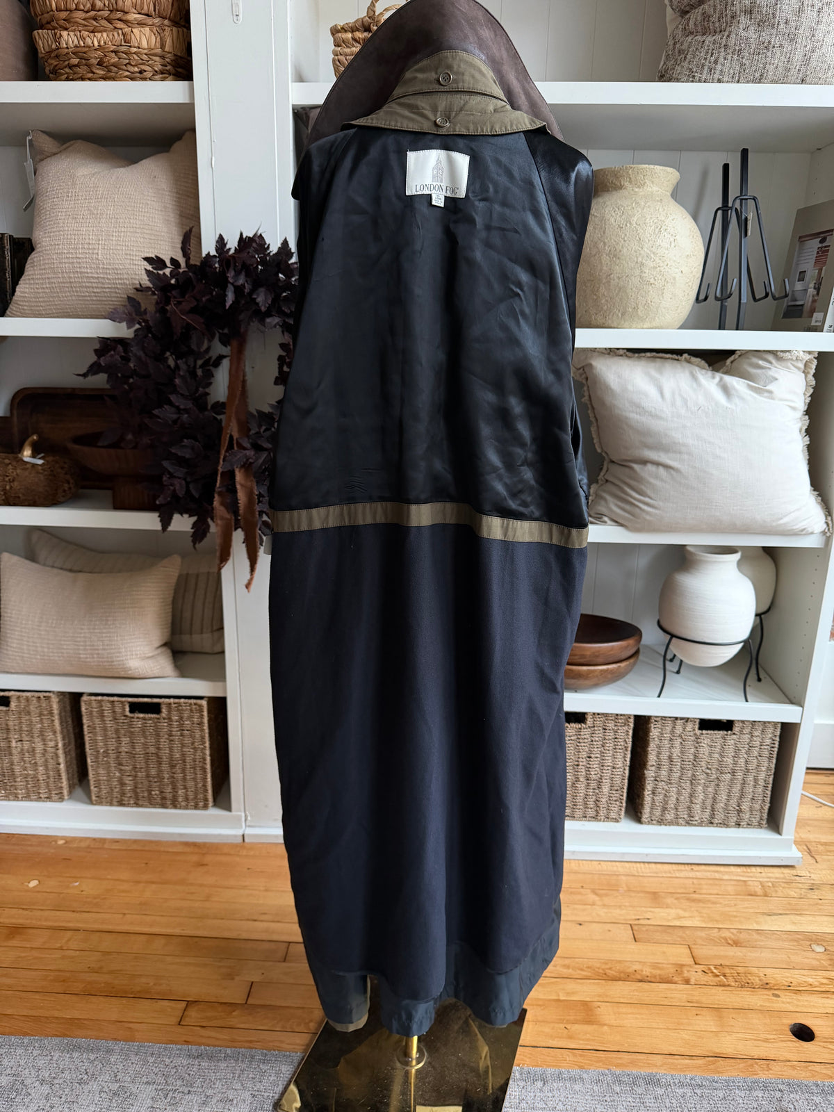 90s London Fog green trench with leather removable collar. Fits M-XXL tall
