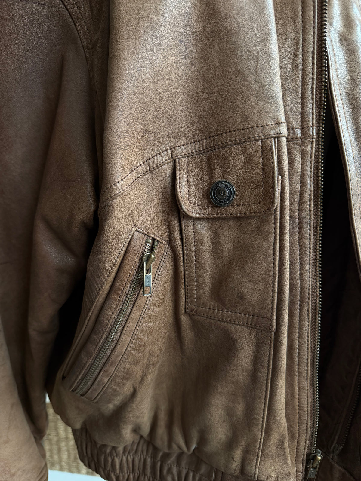 90s Wilson Adventure Bound leather bomber. Fits S-L