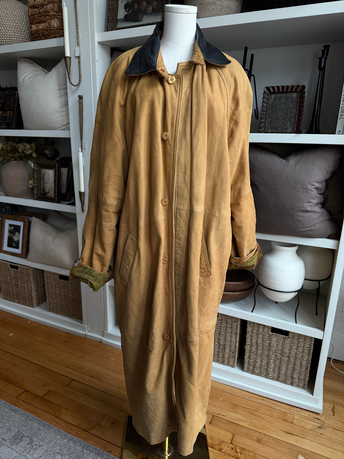Vintage nubuck trench with black leather collar. Fits M-XL