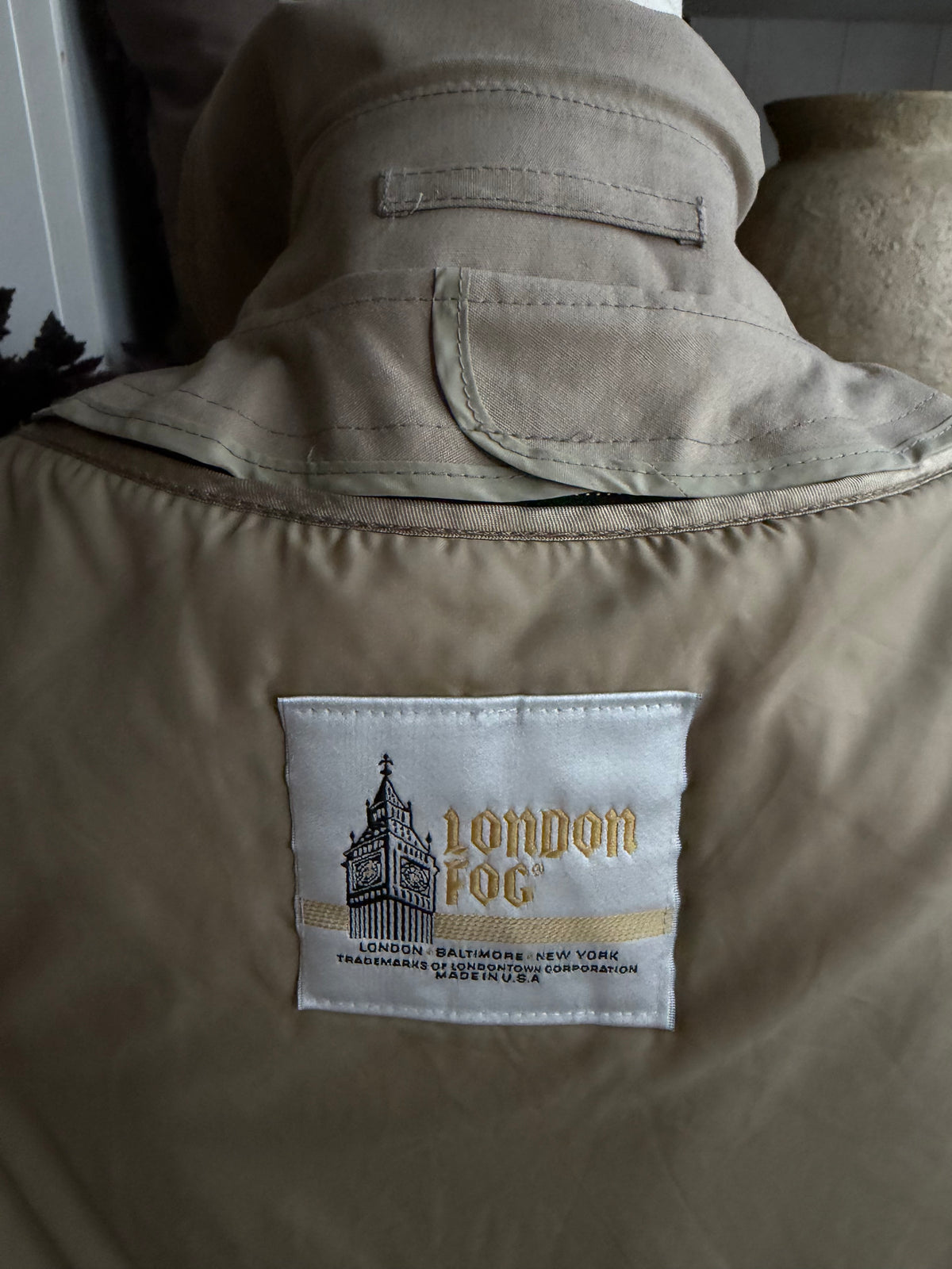 80s London Fog khaki trench. Made in the USA. Fits M-L