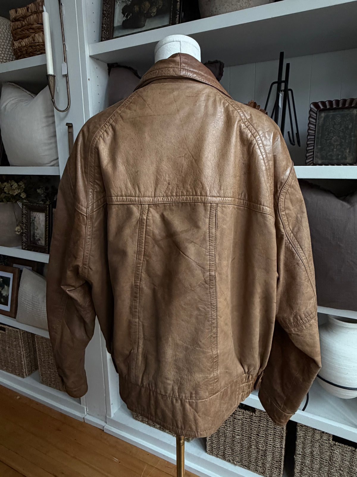 90s New Zealand Outback leather bomber. Fits S-L