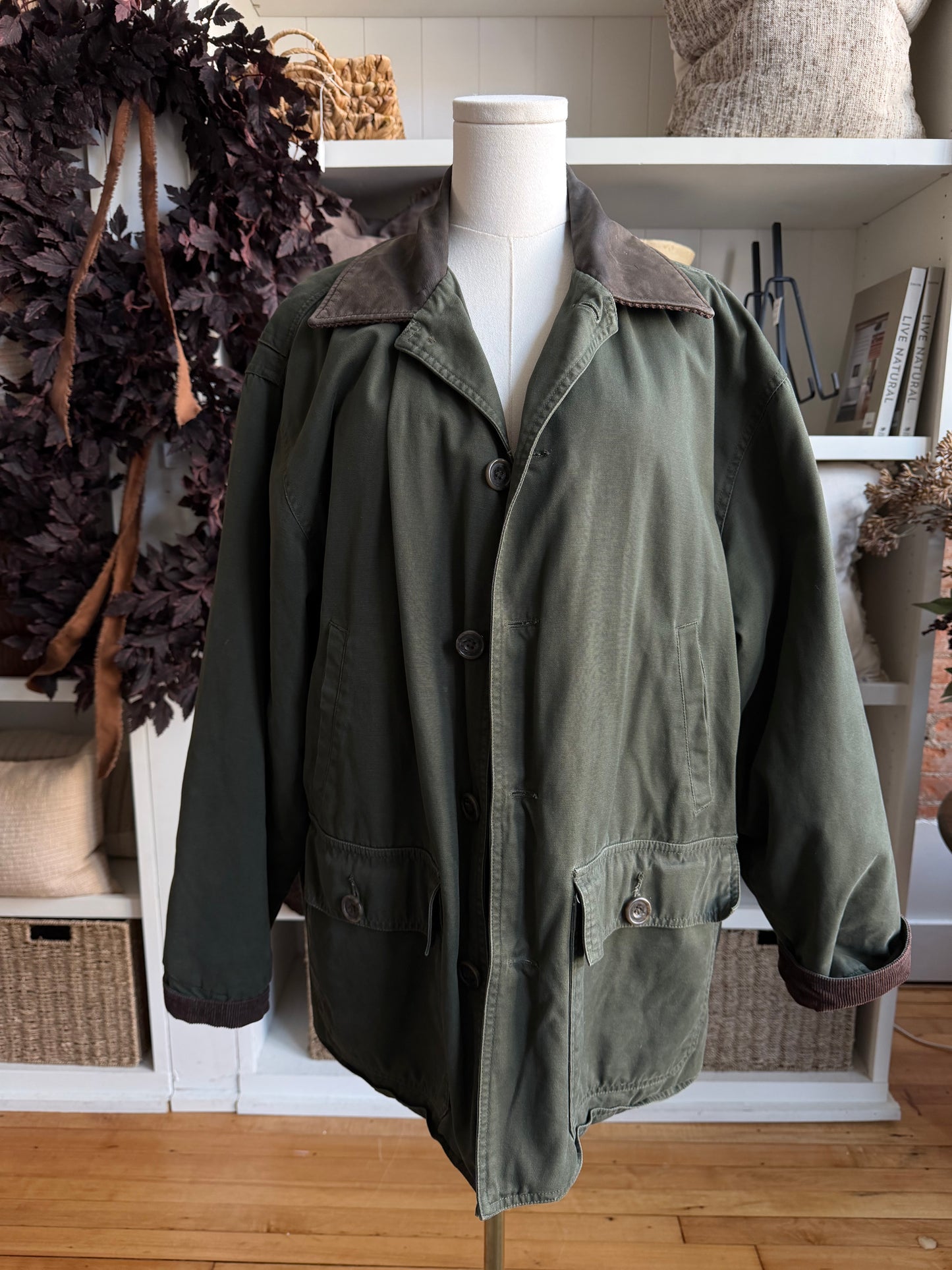 90s Ivy Crew insulated green barn coat with leather collar. Made in Hong Kong. Fits S-L