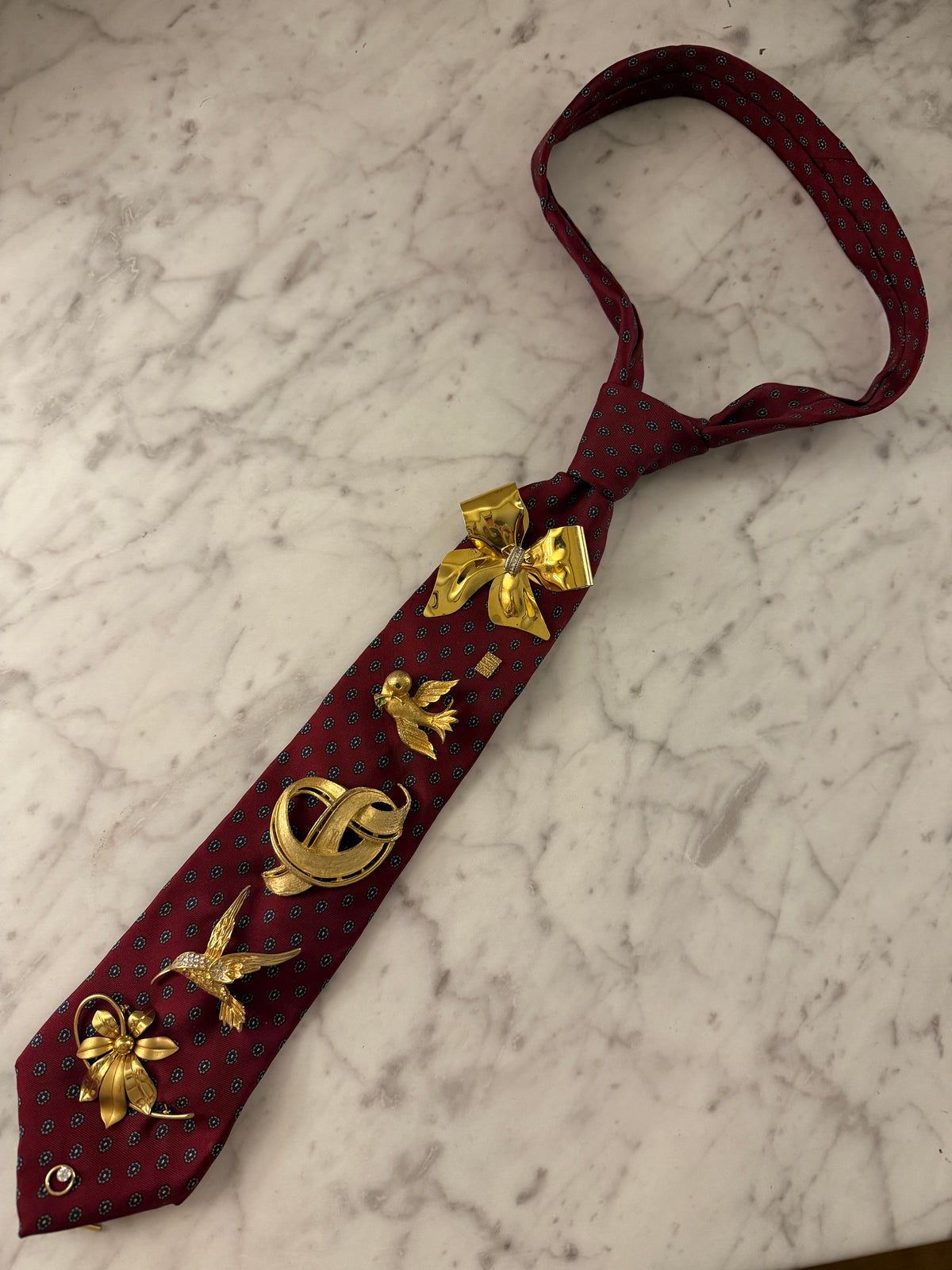 Brooch tie
