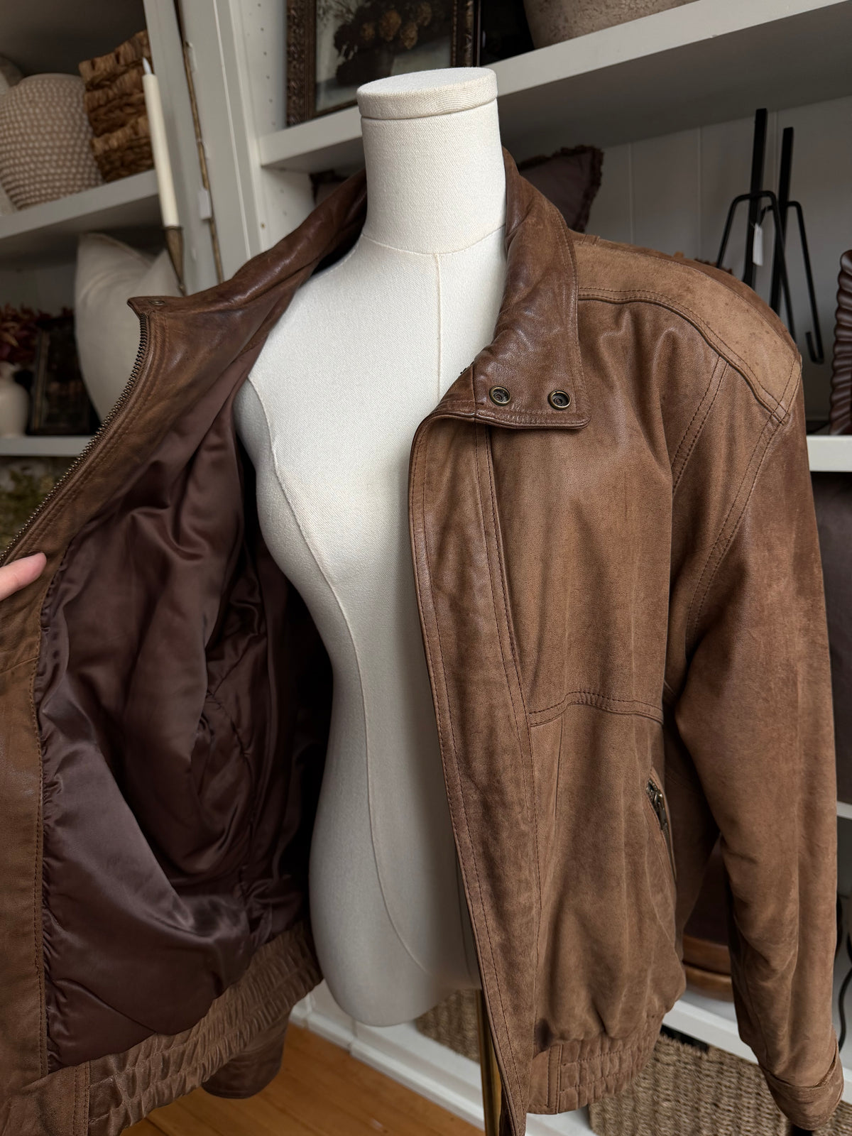 90s Wilson Adventure Bound leather bomber. Fits S-L