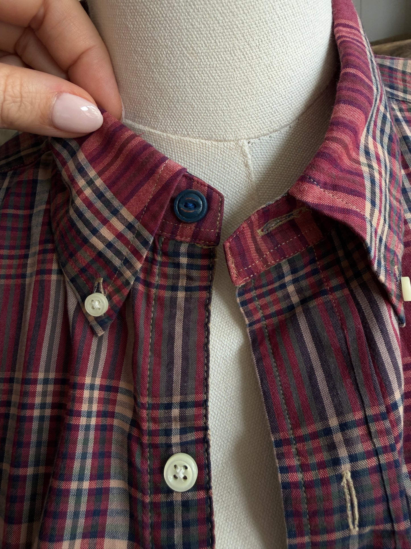 90s Ralph Lauren classic fit button down. Fits XS-M
