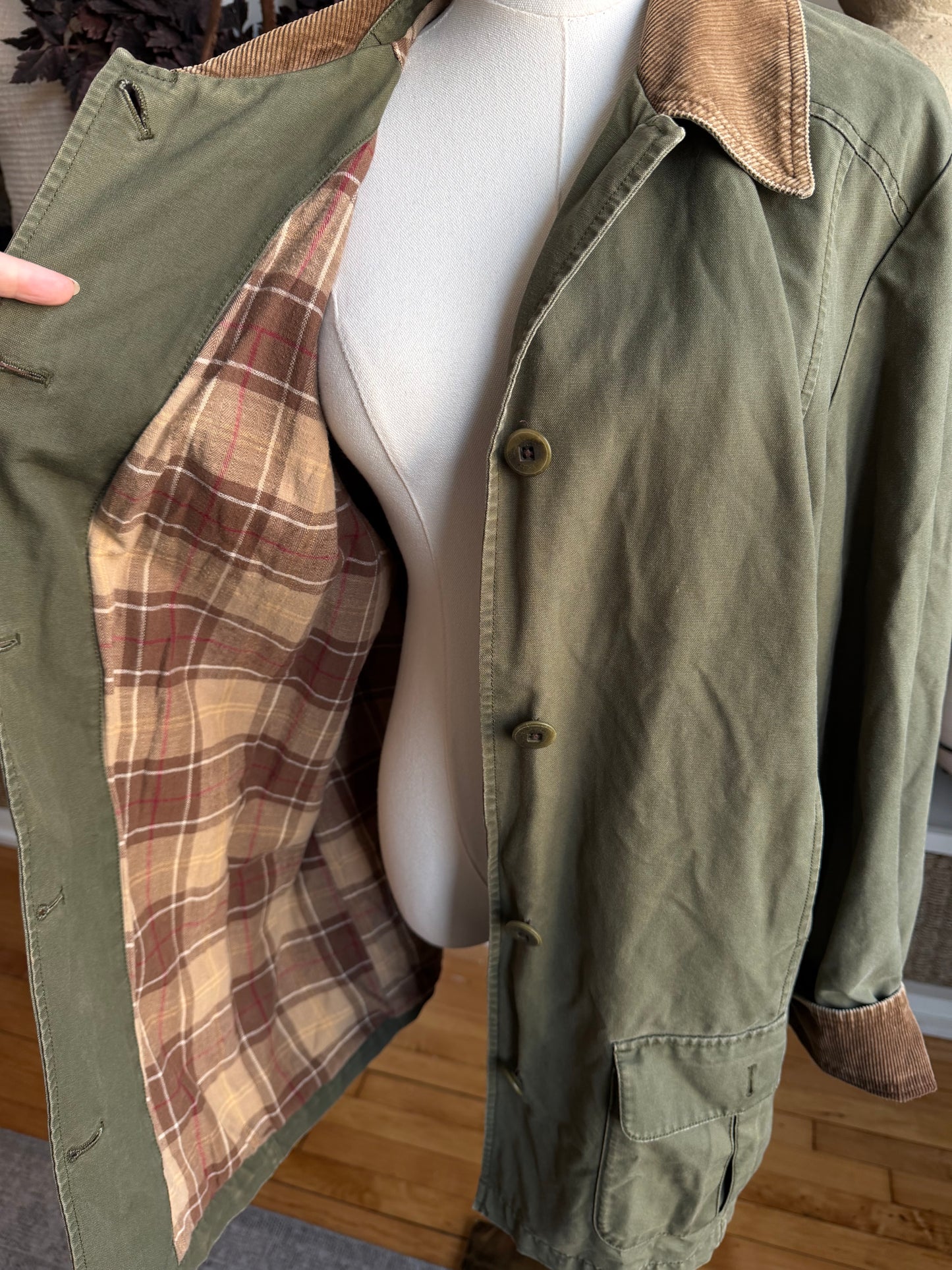 90s LL Bean green barn coat with brown corduroy collar. Fits M-XL