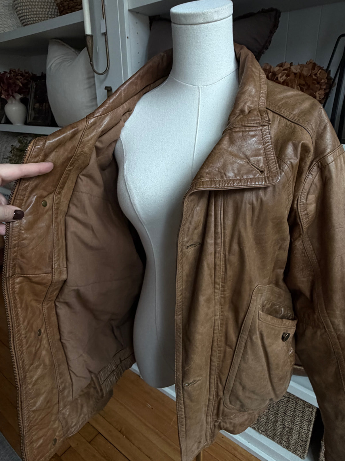 90s New Zealand Outback leather bomber. Fits S-L