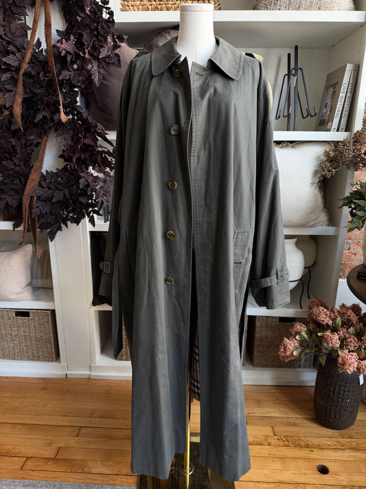 Vintage Burberry dark green trench coat with zip out wool lining. Fits M-XL