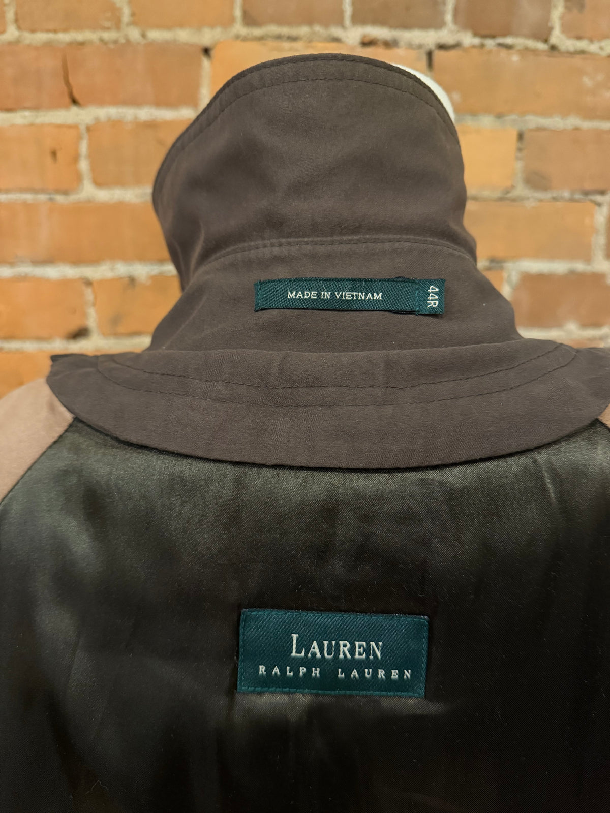 90s Lauren by Ralph Lauren brown trench with removable wool lining. Missing belt but a vintage silk tie is included. Fits M-XL