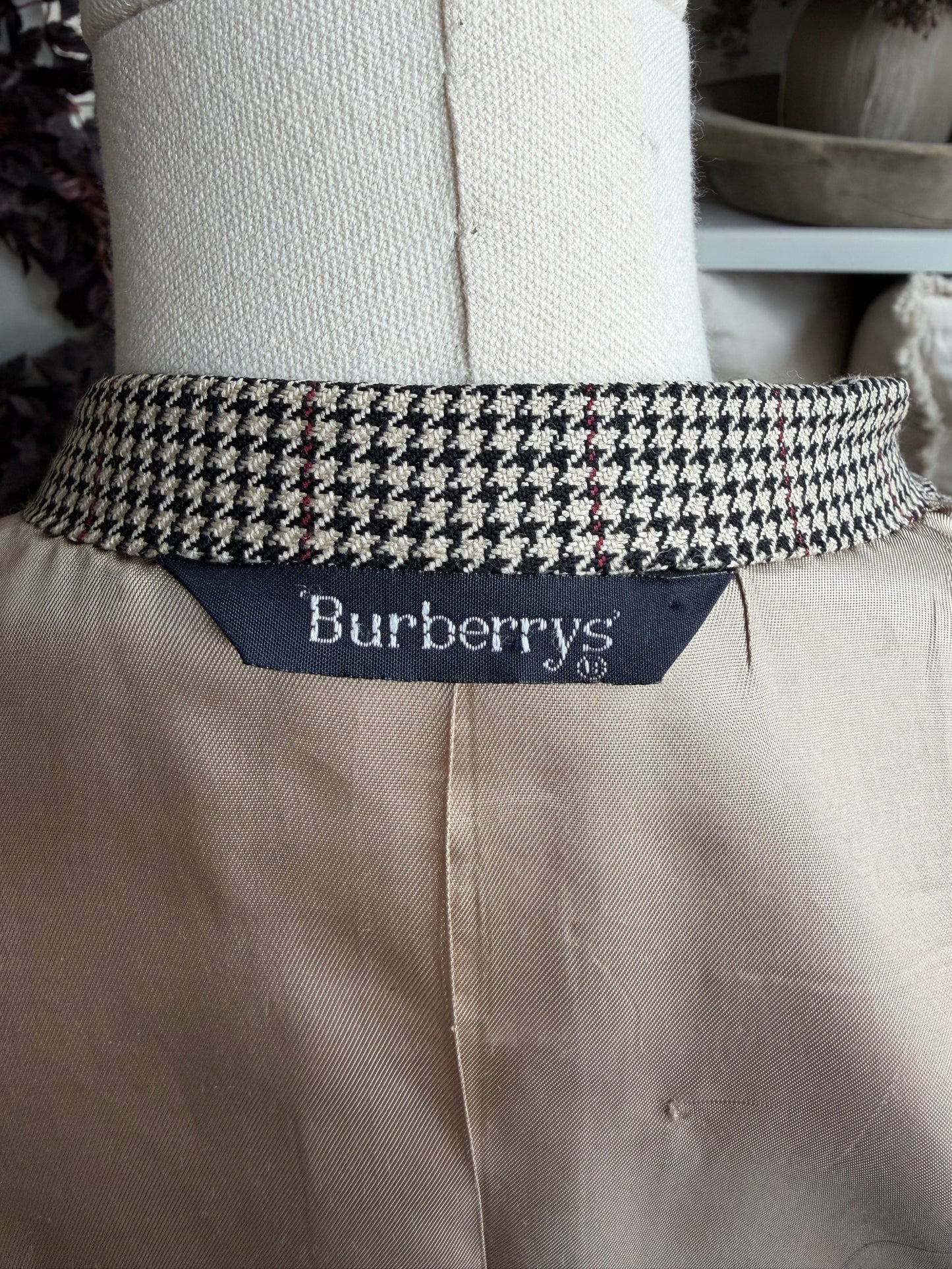 90s Burberry silk wool blend houndstooth blazer. Made in the USA. Fits M-XL