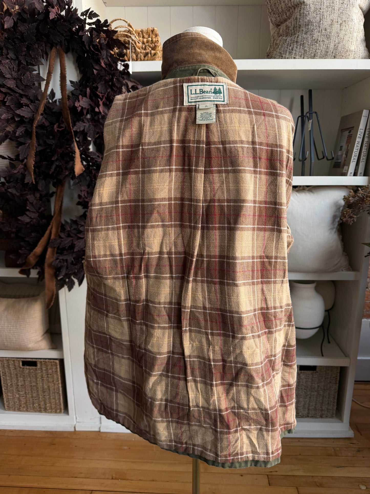90s LL Bean green barn coat with brown corduroy collar. Fits M-XL