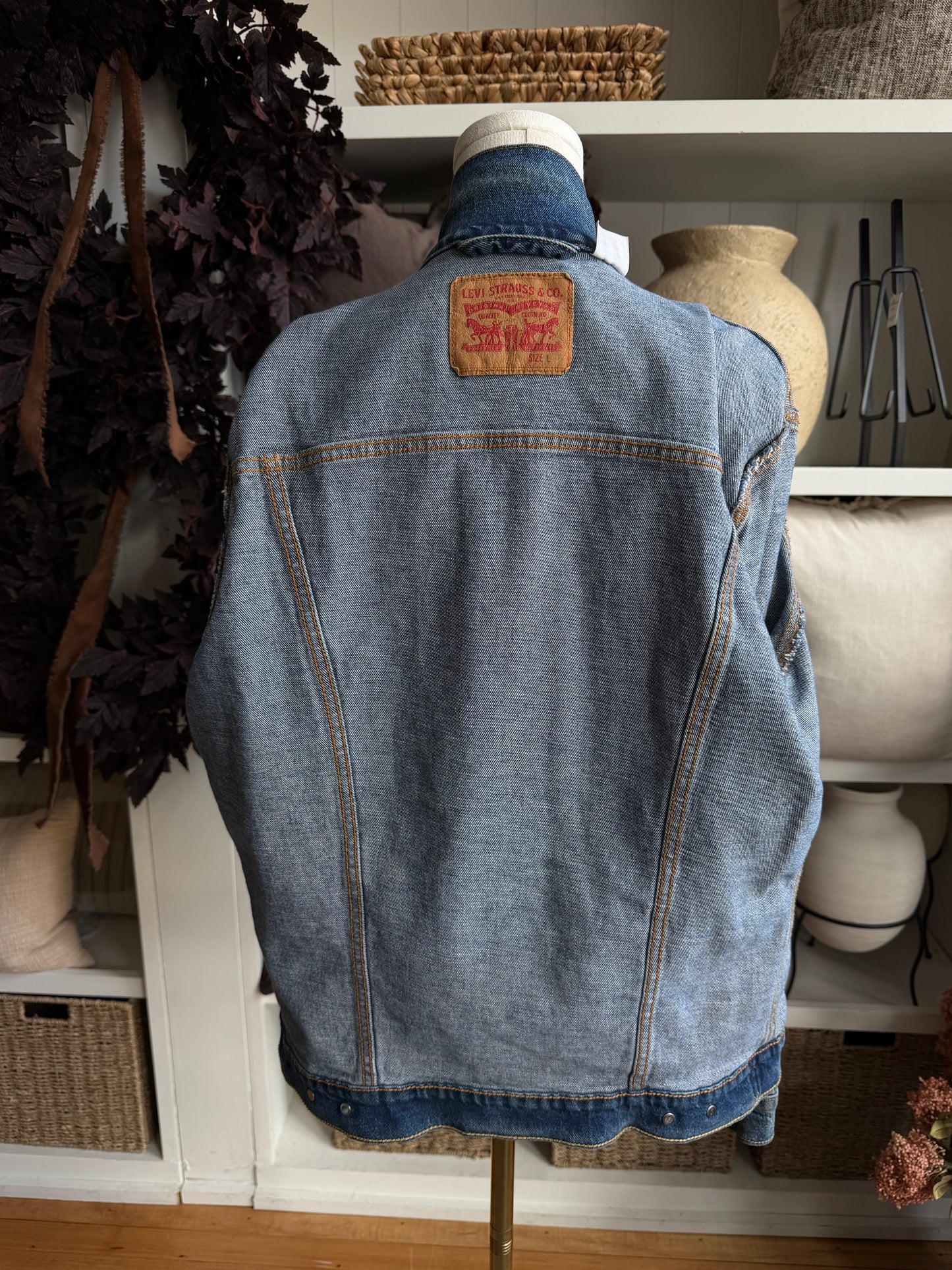 00s Levi’s denim jacket. Fits XS-M
