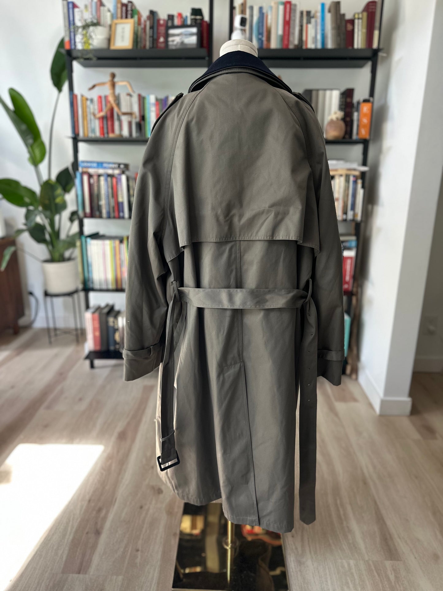 90s Lauren Ralph Lauren trench with removable wool lining and collar.