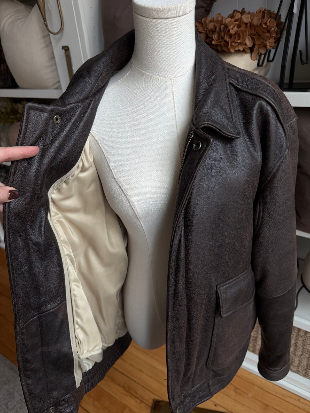 90s Wilson’s Leatger bomber with zip out lining. Fits M-XL